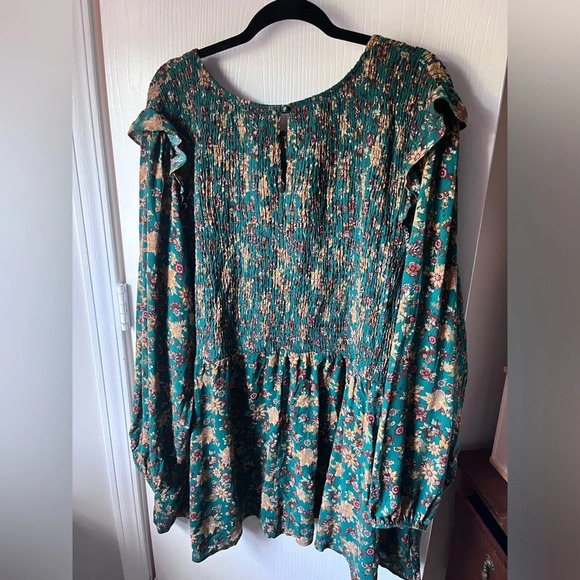 Torrid 6 green Crinkle Gauze Smocked blouse top - Picture 6 of 7